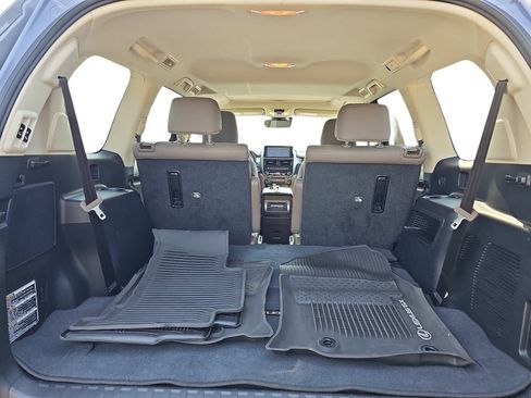 Used 2023 Lexus GX 460 Premium w/ Accessory Package AWD/4WD image 27