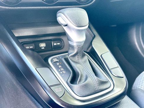 Used 2025 Kia Soul LX w/ LX Technology Package FWD image 21