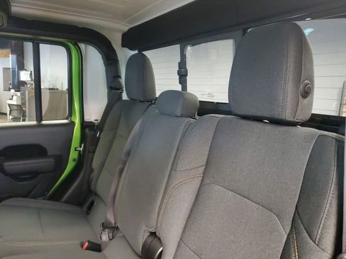 Used 2025 Jeep Gladiator Sport image 8