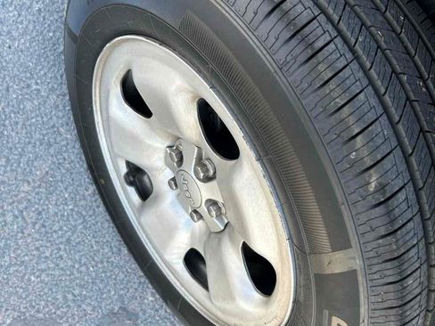 Used 2016 Jeep Cherokee Sport image 27