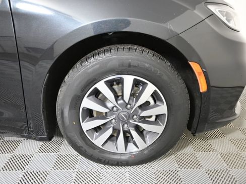 Used 2023 Chrysler Pacifica Touring-L image 11