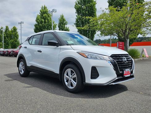 New 2025 Nissan Kicks Play S image 2