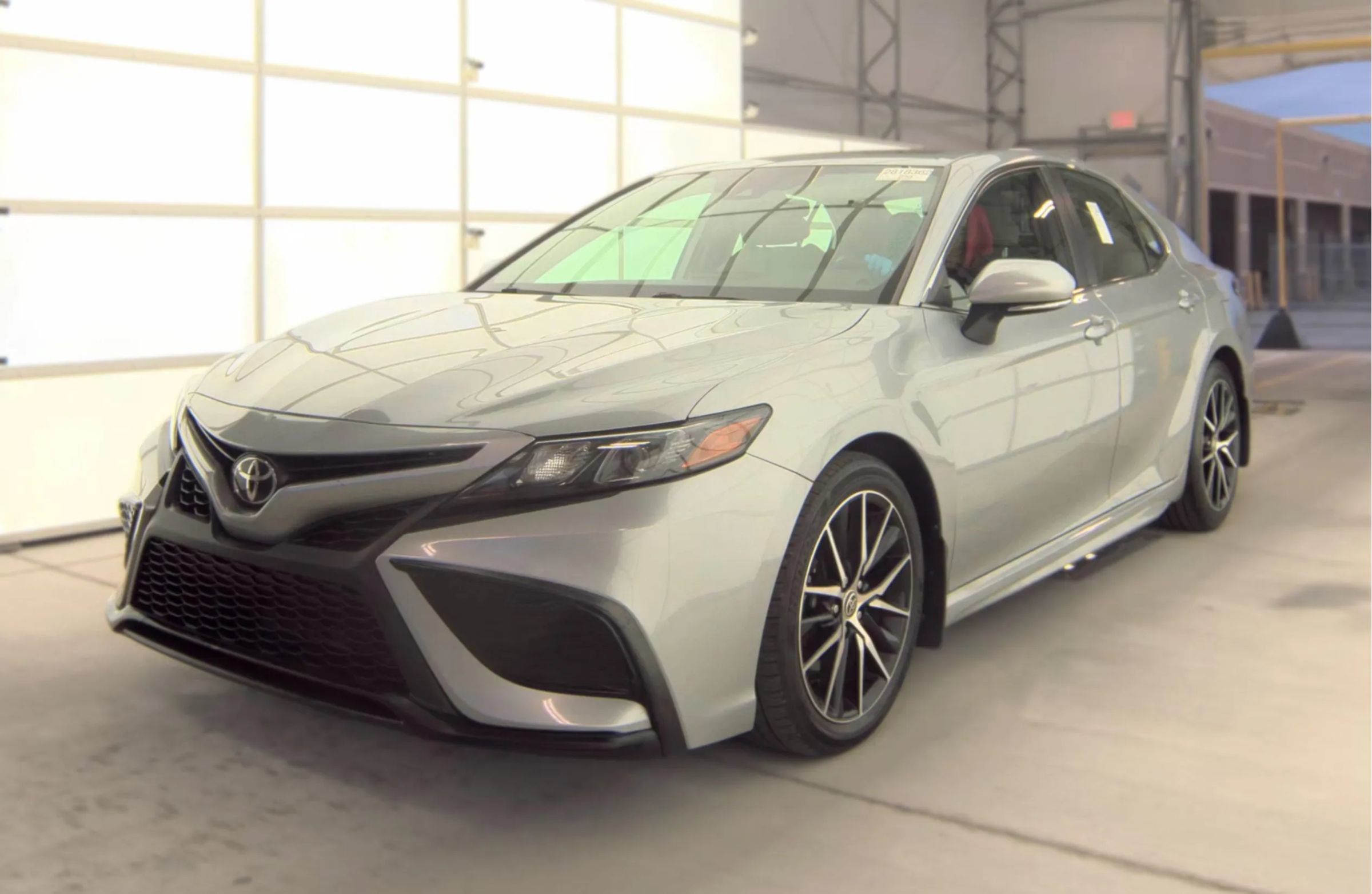 Used 2021 Toyota Camry SE w/ Cold Weather Package AWD/4WD image 1