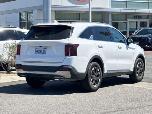 Used 2025 Kia Sorento S w/ Panoramic Sunroof Package image 3