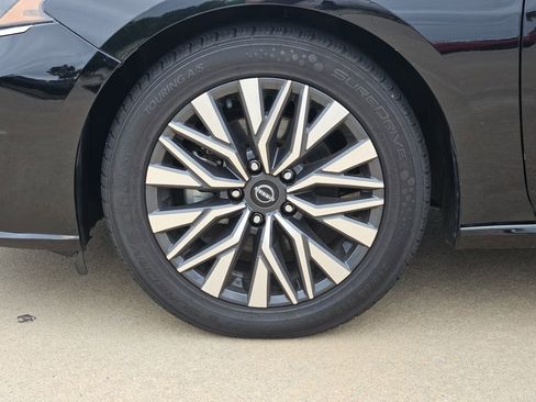 Used 2024 Nissan Altima 2.5 SV FWD image 14