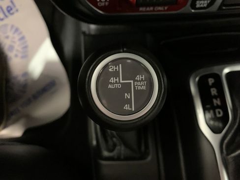Used 2025 Jeep Wrangler Unlimited Rubicon AWD/4WD image 31