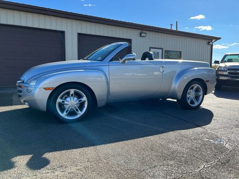 Used 2004 Chevrolet SSR w/ Preferred Equipment Group image 21