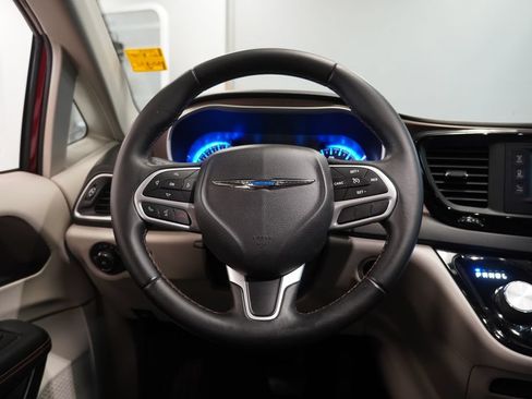 Used 2017 Chrysler Pacifica Touring-L FWD image 18