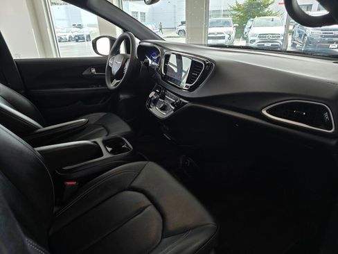 Used 2025 Chrysler Pacifica Select image 40