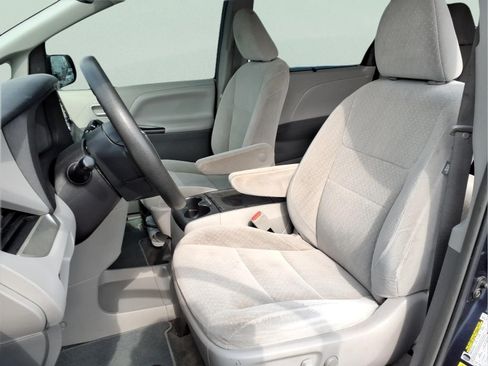 Used 2018 Toyota Sienna LE FWD image 19