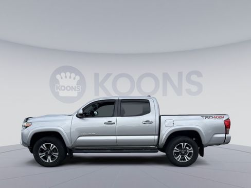 Used 2016 Toyota Tacoma TRD Sport w/ Towing Package AWD/4WD image 2