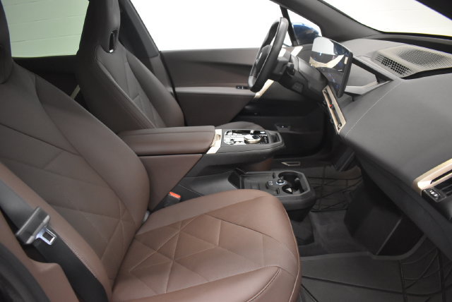 Used 2024 BMW iX xDrive50 w/ Sport Package AWD/4WD image 19