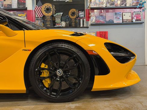 Used 2024 McLaren 750S Spider RWD image 12