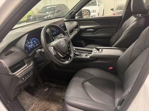 Used 2025 Toyota Grand Highlander Limited w/Navigation/Panoramic image 7