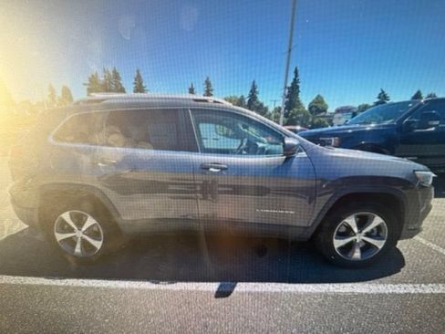 Used 2019 Jeep Cherokee Limited w/ Luxury Group AWD/4WD image 3