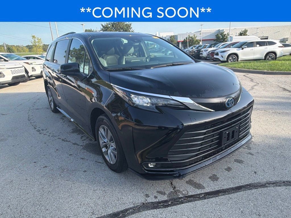 Used 2025 Toyota Sienna XLE FWD image 3
