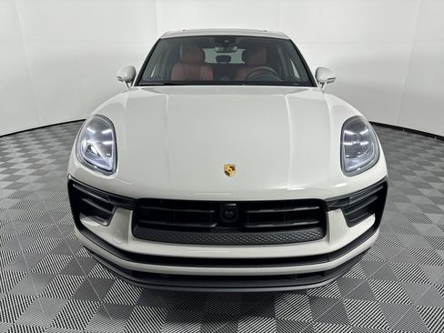 Certified 2025 Porsche Macan image 6