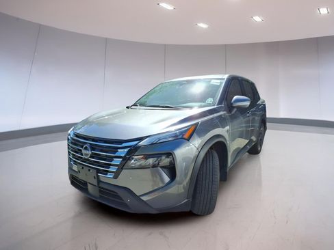 Used 2024 Nissan Rogue SV AWD/4WD image 2