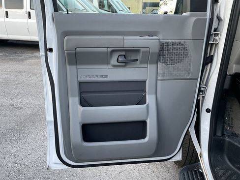 Used 2011 Ford E-350 and Econoline 350 XLT image 34