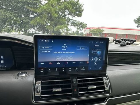 Certified 2024 Lincoln Navigator Black Label AWD/4WD image 16