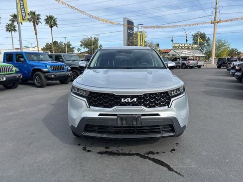 Used 2022 Kia Sorento LX image 2