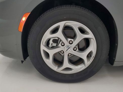 Used 2023 Chrysler Pacifica Limited image 8