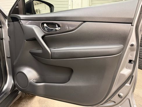 Used 2018 Nissan Rogue SV image 30