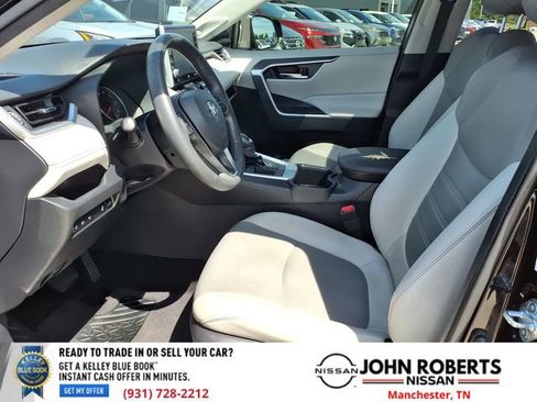 Used 2022 Toyota RAV4 XLE Premium image 5