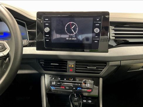 Used 2025 Volkswagen Jetta SE image 8