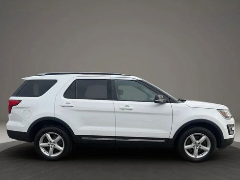 Used 2017 Ford Explorer XLT w/ Equipment Group 202A image 4