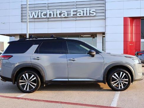 Certified 2023 Nissan Pathfinder Platinum FWD image 5