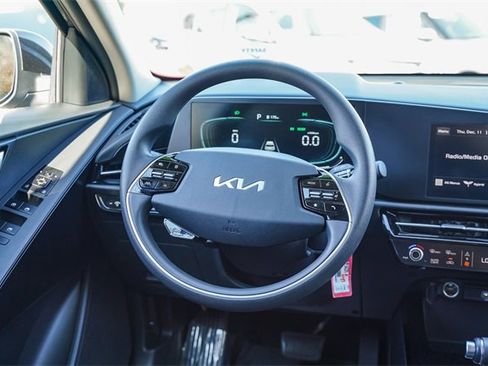 Certified 2025 Kia Niro LX image 16