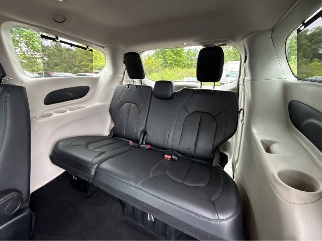 Used 2018 Chrysler Pacifica Touring-L FWD image 36