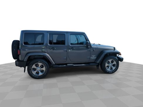Used 2017 Jeep Wrangler Unlimited Sahara w/ Connectivity Group AWD/4WD image 9
