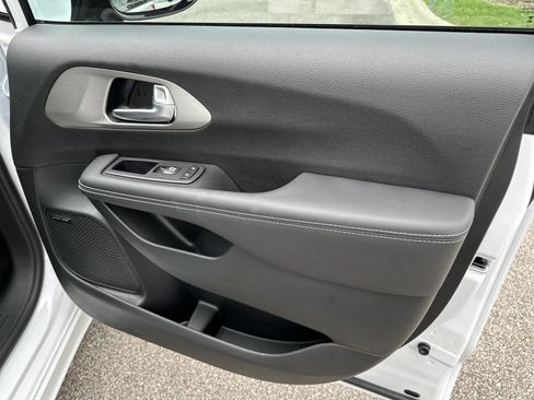 New 2024 Chrysler Pacifica Premium image 16