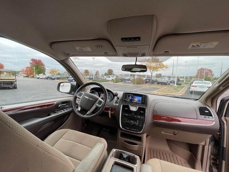 Used 2014 Chrysler Town & Country Touring FWD image 9