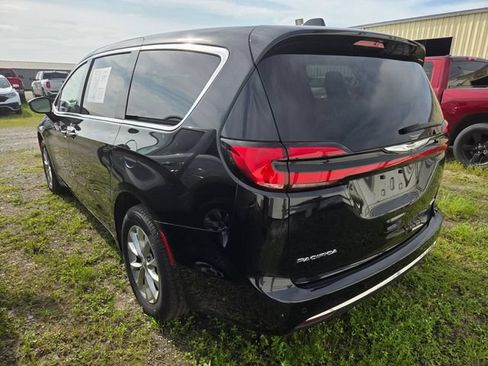 Used 2025 Chrysler Pacifica Select AWD/4WD image 4