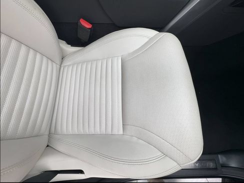 Used 2025 Land Rover Discovery S AWD/4WD image 17