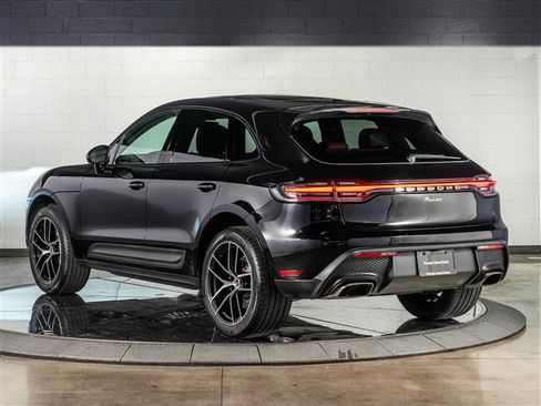 Certified 2025 Porsche Macan image 3