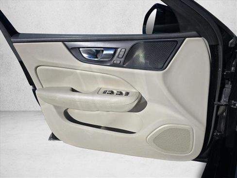 Used 2019 Volvo S60 T5 Inscription image 26