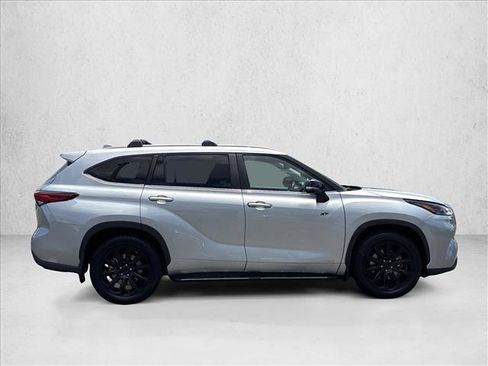 Used 2023 Toyota Highlander XLE AWD/4WD image 4