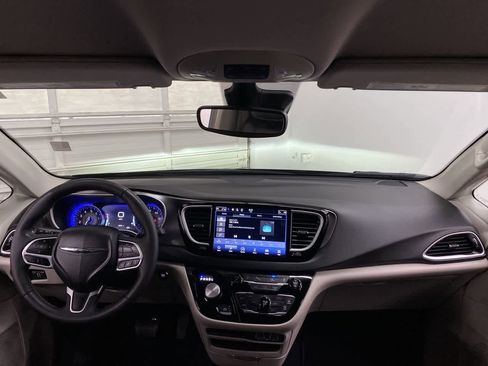 Used 2024 Chrysler Pacifica Touring-L image 13