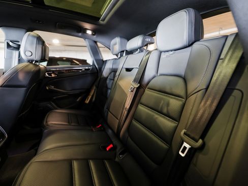 Certified 2025 Porsche Macan image 24