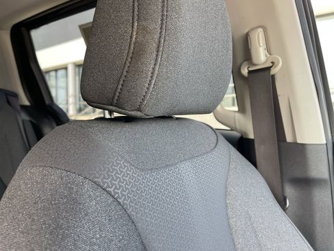 Used 2022 Kia Carnival LX image 26