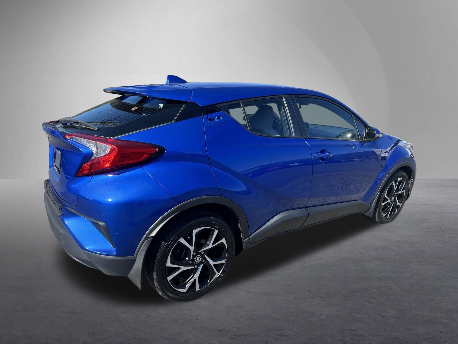 Used 2019 Toyota C-HR XLE FWD image 3