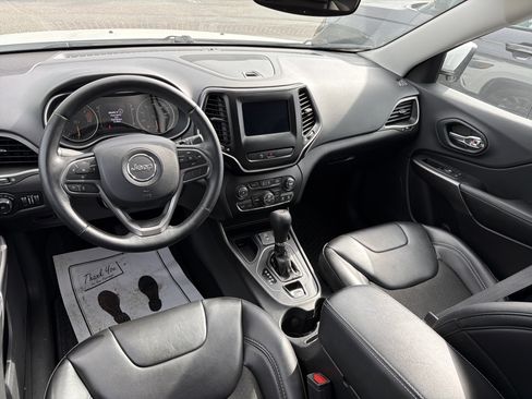 Used 2019 Jeep Cherokee Latitude Plus w/ Comfort/Convenience Group image 17