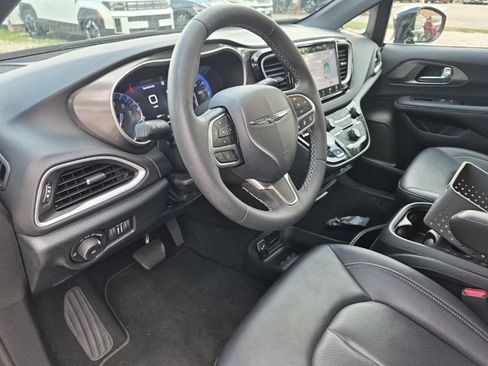 Used 2025 Chrysler Pacifica Select FWD image 7