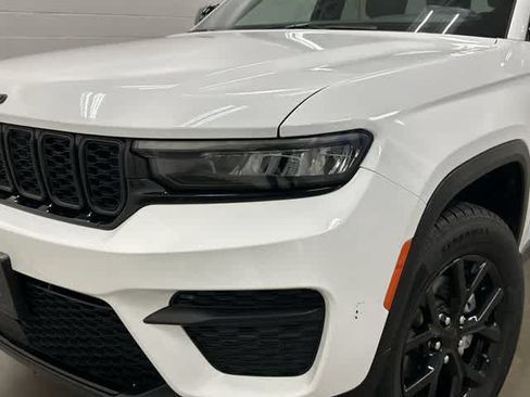 Used 2024 Jeep Grand Cherokee Altitude RWD image 31