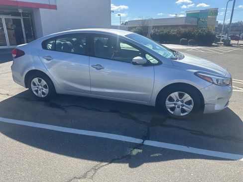Used 2017 Kia Forte LX image 10