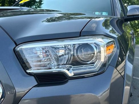 Used 2018 Toyota Tacoma TRD Sport AWD/4WD image 12